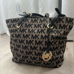 MICHAEL KORS Black/Beige Signature Canvas Jet Set Tote